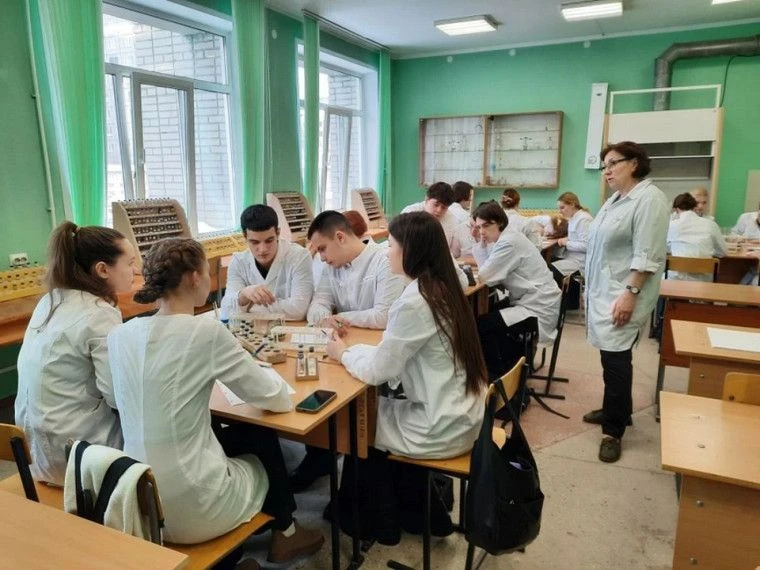 👩‍🔬 «Дисциплина и интерес»: учитель из Барнаула раскрыла секрет подготовки стобалльника по химии

