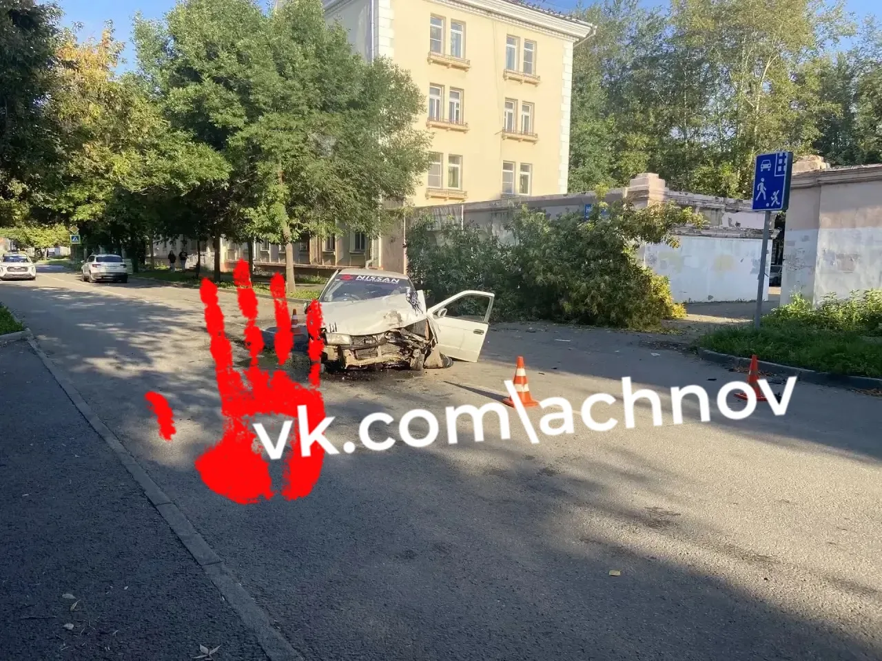 🚗В Челябинске  легковушка протаранила дерево