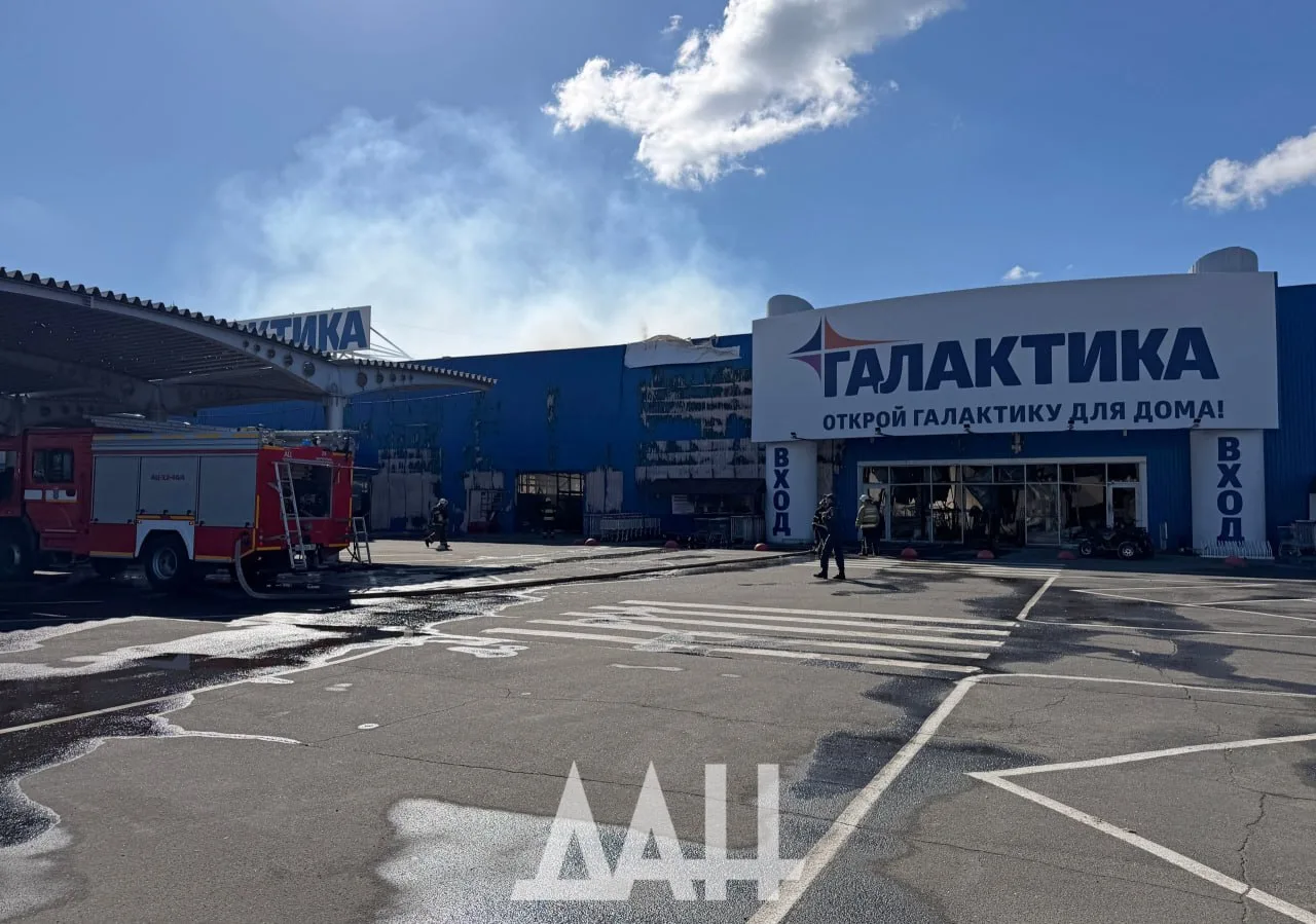 ⚡️ ВСУ ударили по торговому центру «Галактика» в Мариуполе — здание полностью выгорело