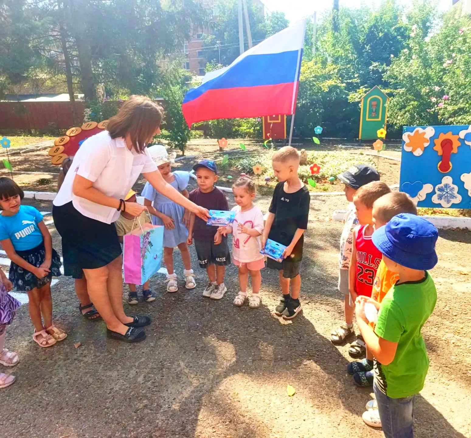 🇷🇺 В День Государственного флага, среди семей воспитанников был запущен фото челлендж...