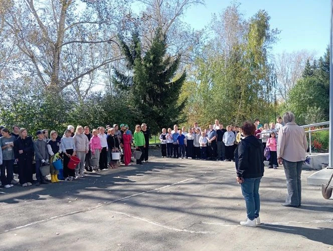 Вот и наступила золотая пора - осень. На пришкольном участке кипит работа. Учащиеся МБО...