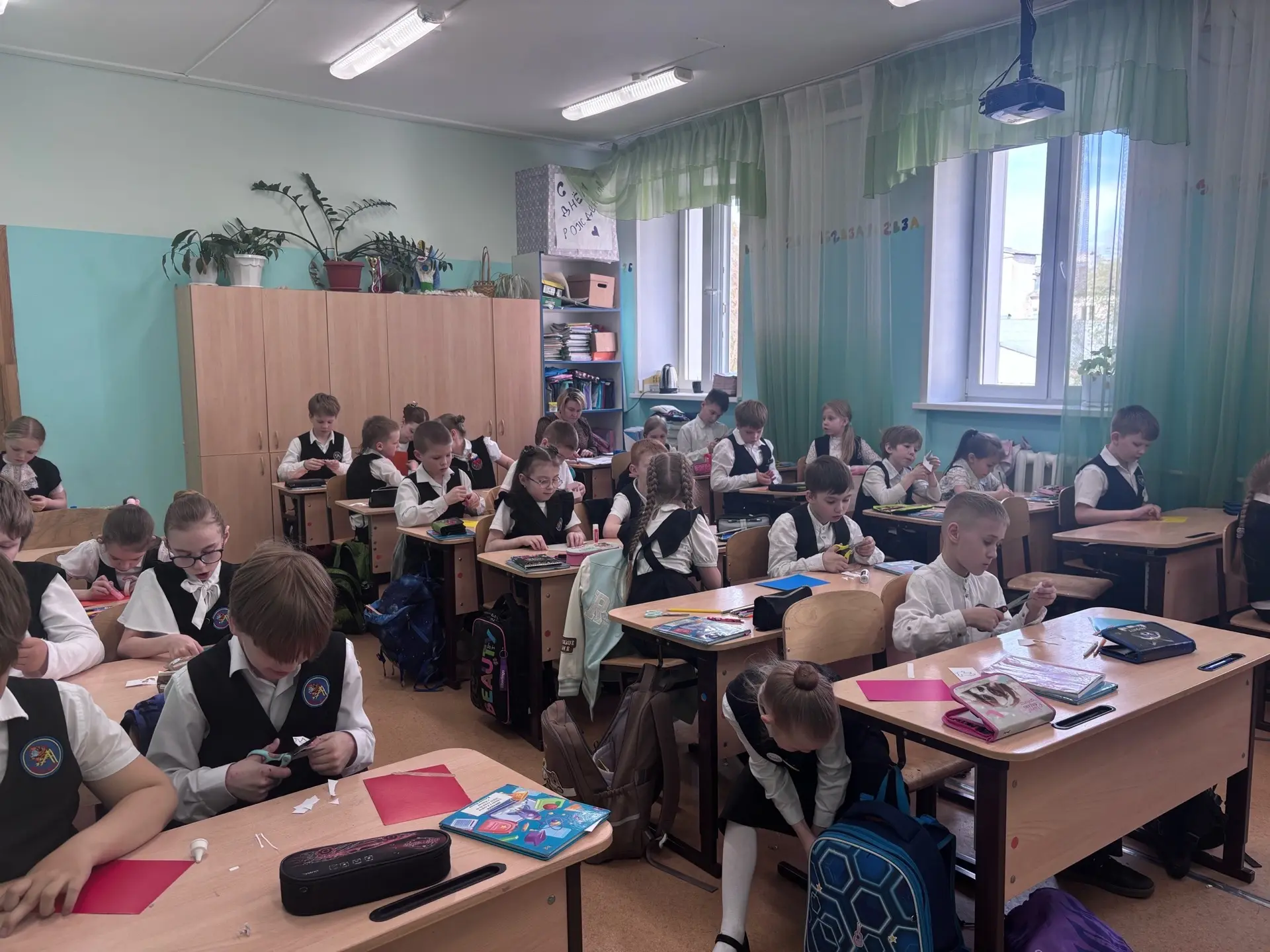 Наши самые юные ученики — ребята из начальных классов — вложили всю свою душу и тепло в создание поз