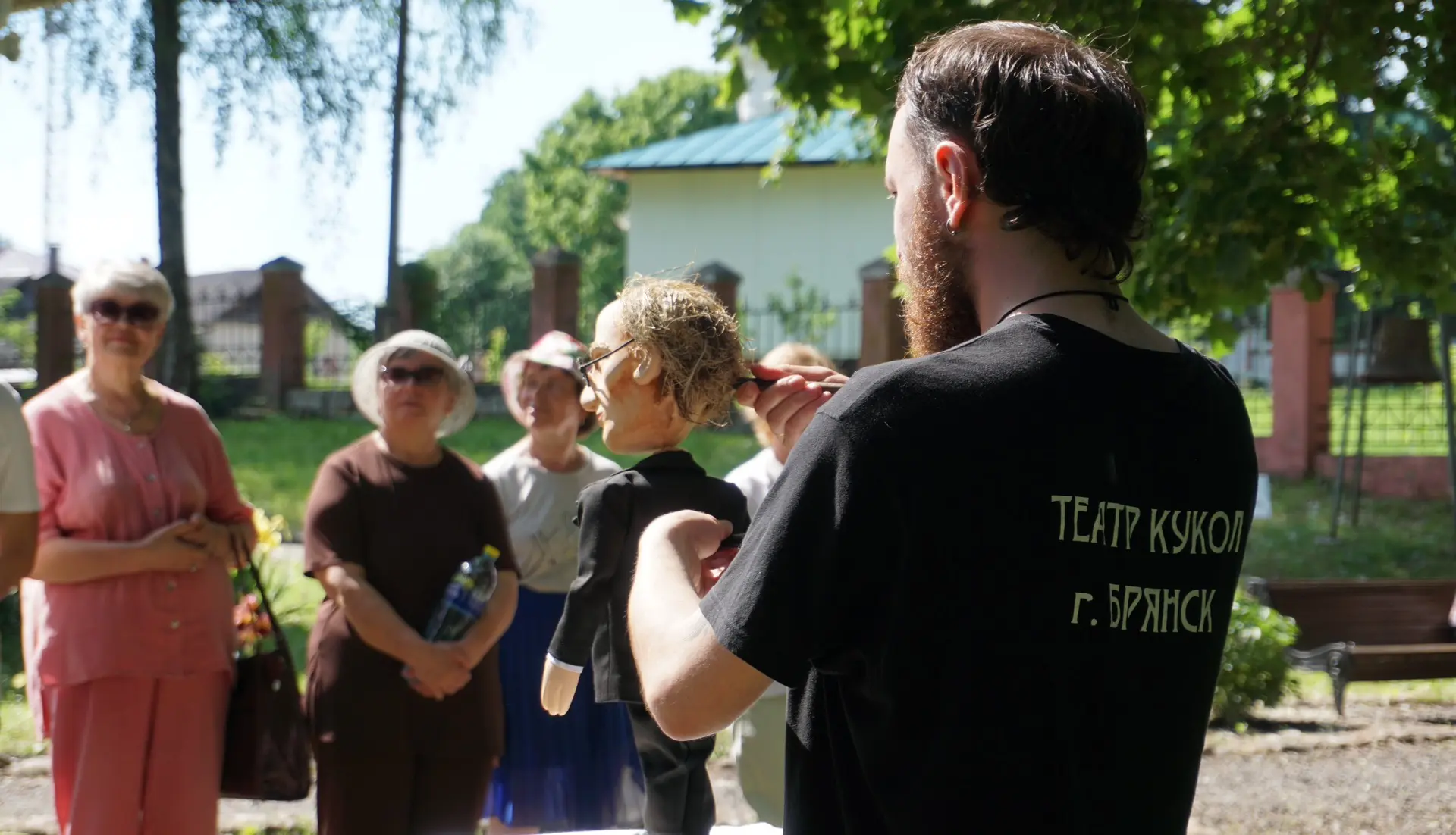 Артисты Брянского областного театра кукол подарили гостям Овстуга  «Цветик-семицветик»🤗