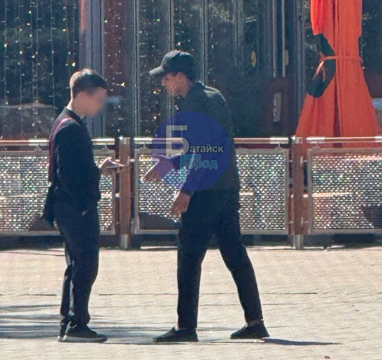 Подозрительная пара охотится за телефонами подростков в Батайске