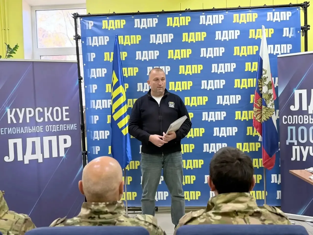 📜 Депутат Алексей Томанов вручил почетные грамоты добровольцам «Барс-Курск»