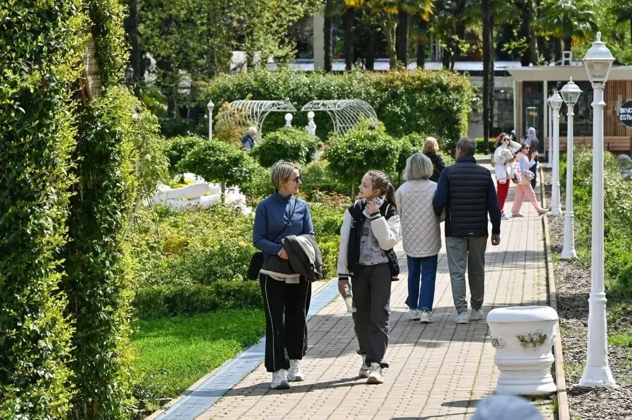 🌴 Сочи подвёл итоги лета: за четыре месяца курорт принял около 3,3 млн туристов.