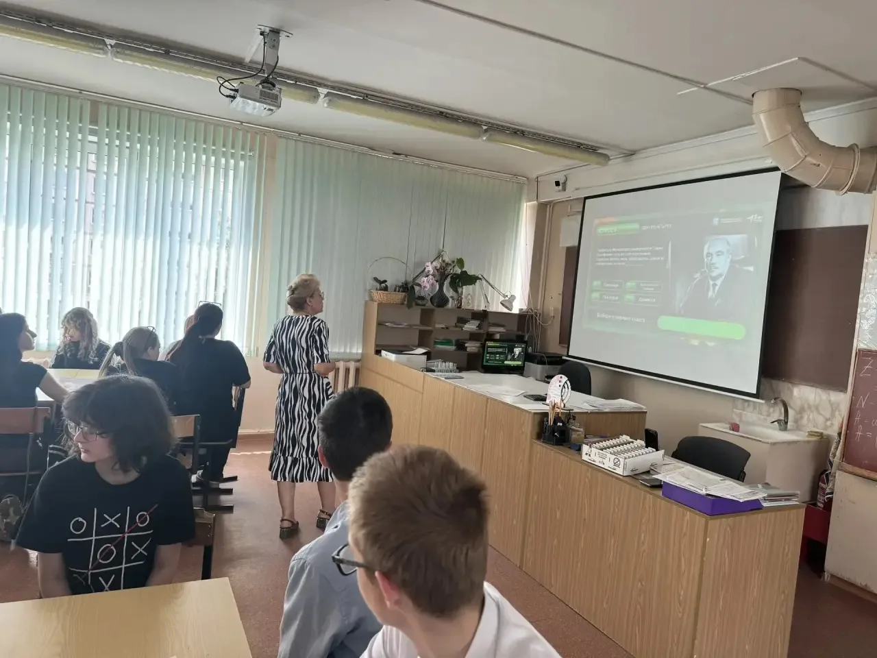 В нашей школе прошел КВИЗ под названием "День химии"!  Учитель химии Евгения Андреевна Казанцева  су
