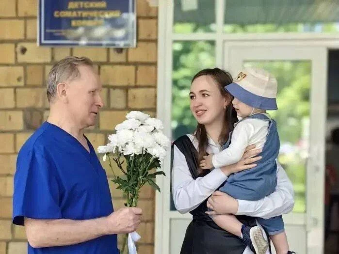 🙏 Девочка, которую спасли врачи, встретилась со своими героями

Спустя 12 лет девочка из Канска, вы