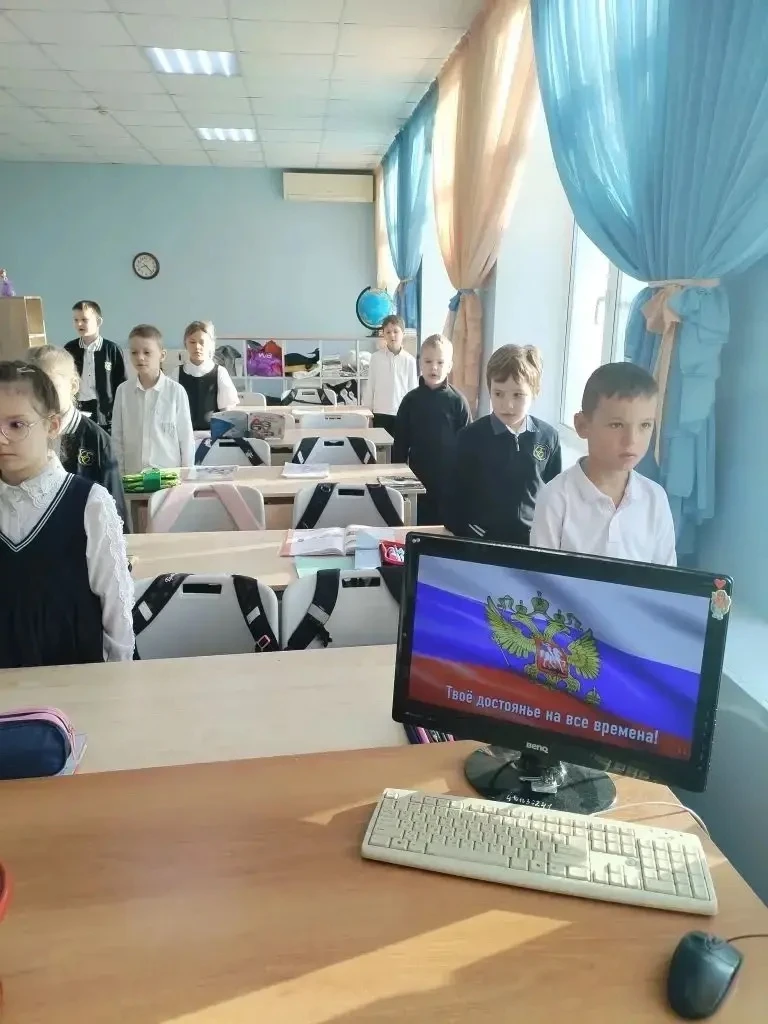 ☀️Соблюдая замечательную традицию, наша учебная неделя началась с поднятия флага !   📚Сразу после це