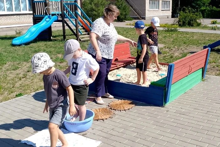 Лето нас балует солнечными жаркими деньками!☀☀☀ В старшей группе "Капитошки" ребята ста...