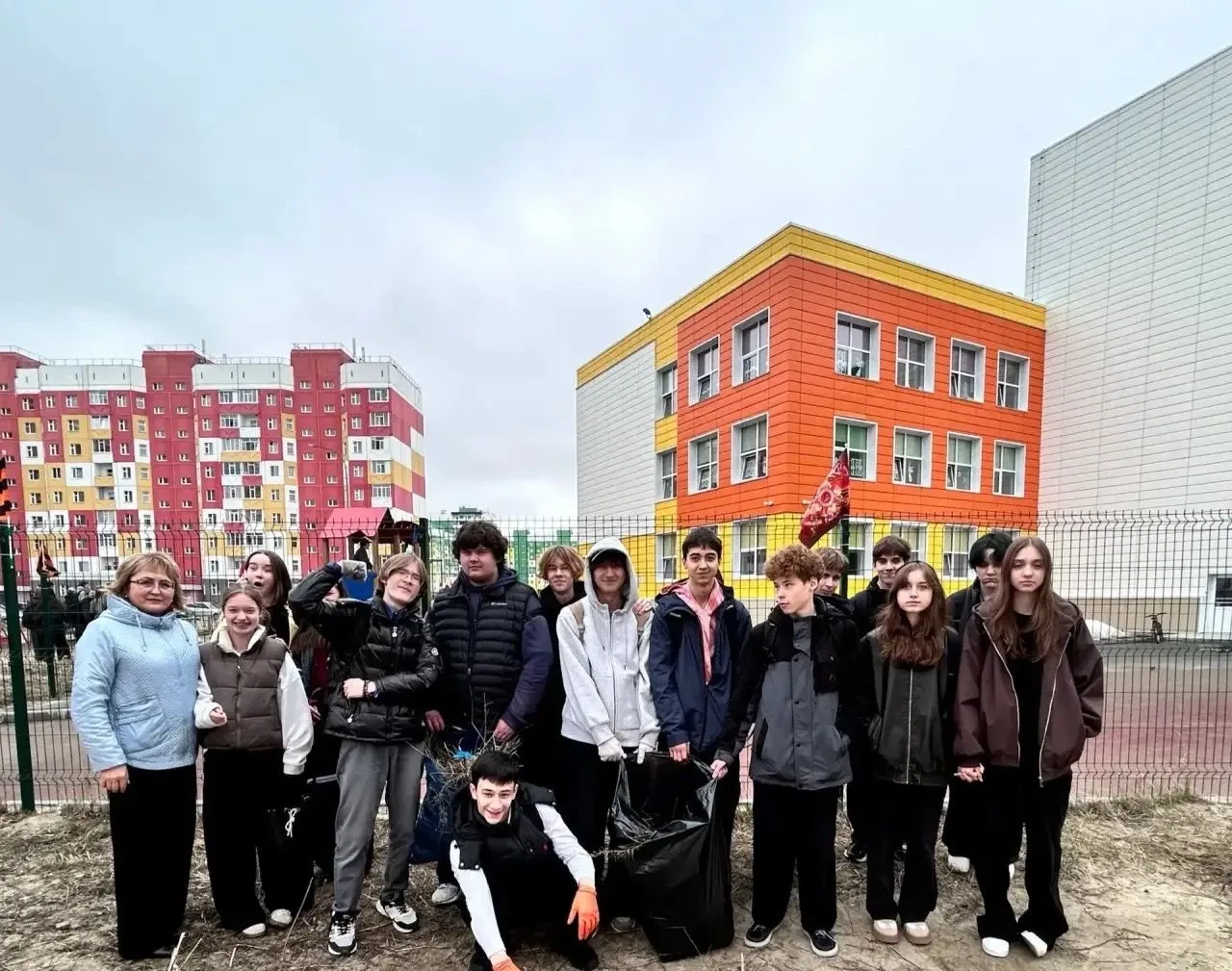 Солнечно на улице, весна-таки вступила в свои полноценные права! На территории Зелёной какая-то сума