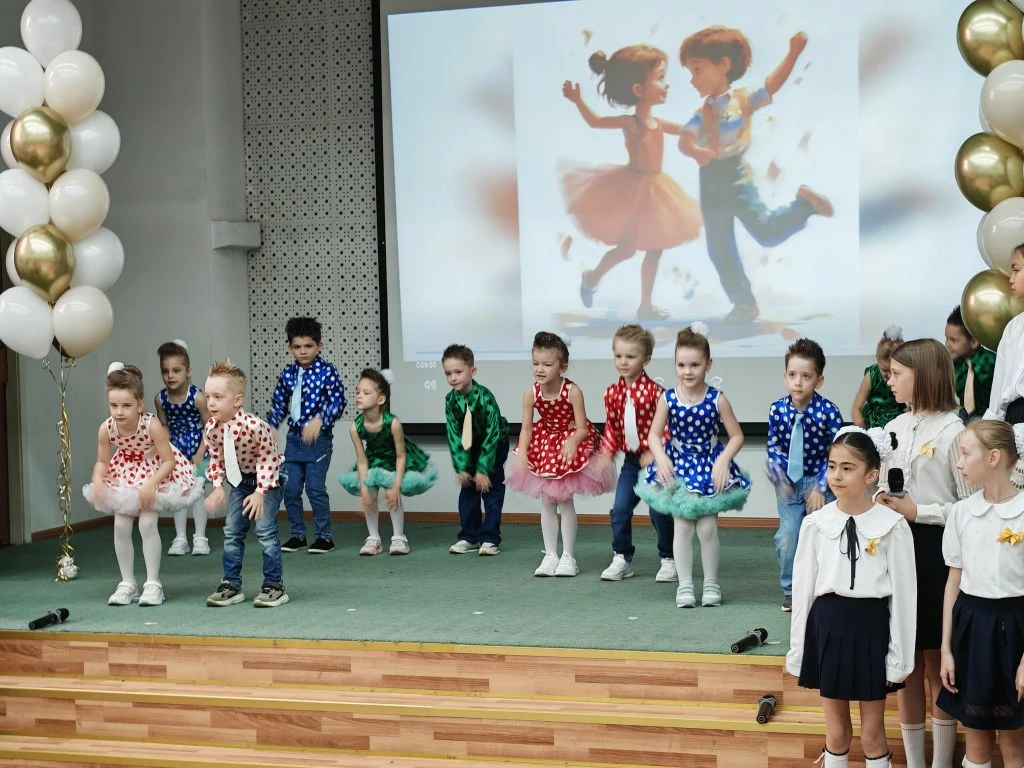 🎉 Прощай, начальная школа! Последний звонок — 2026  💐🎒 Промчались 4 года как один миг. Ещё вчера пер