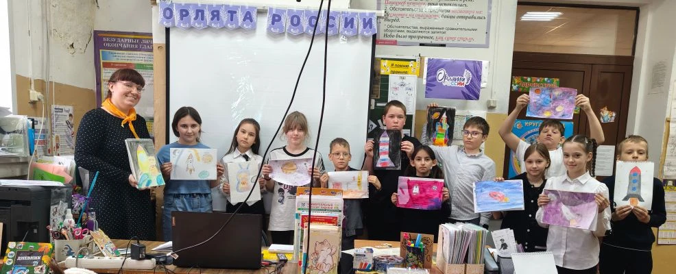 🌟 Космос глазами четвероклассников: выставка рисунков ко Дню космонавтики! 🌟