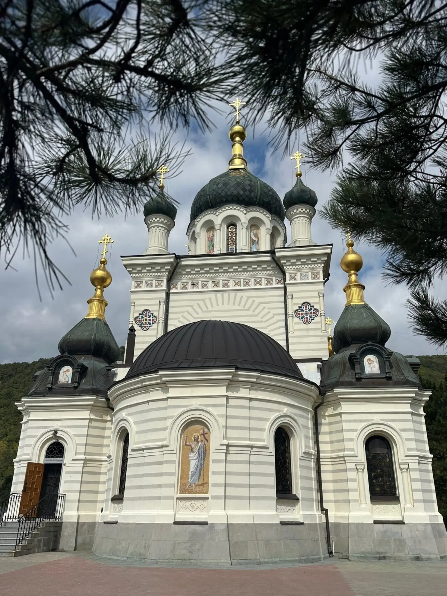 Ты стоишь на краю скалы, под ногами сотни метров до моря, а перед тобой парящий в облак...