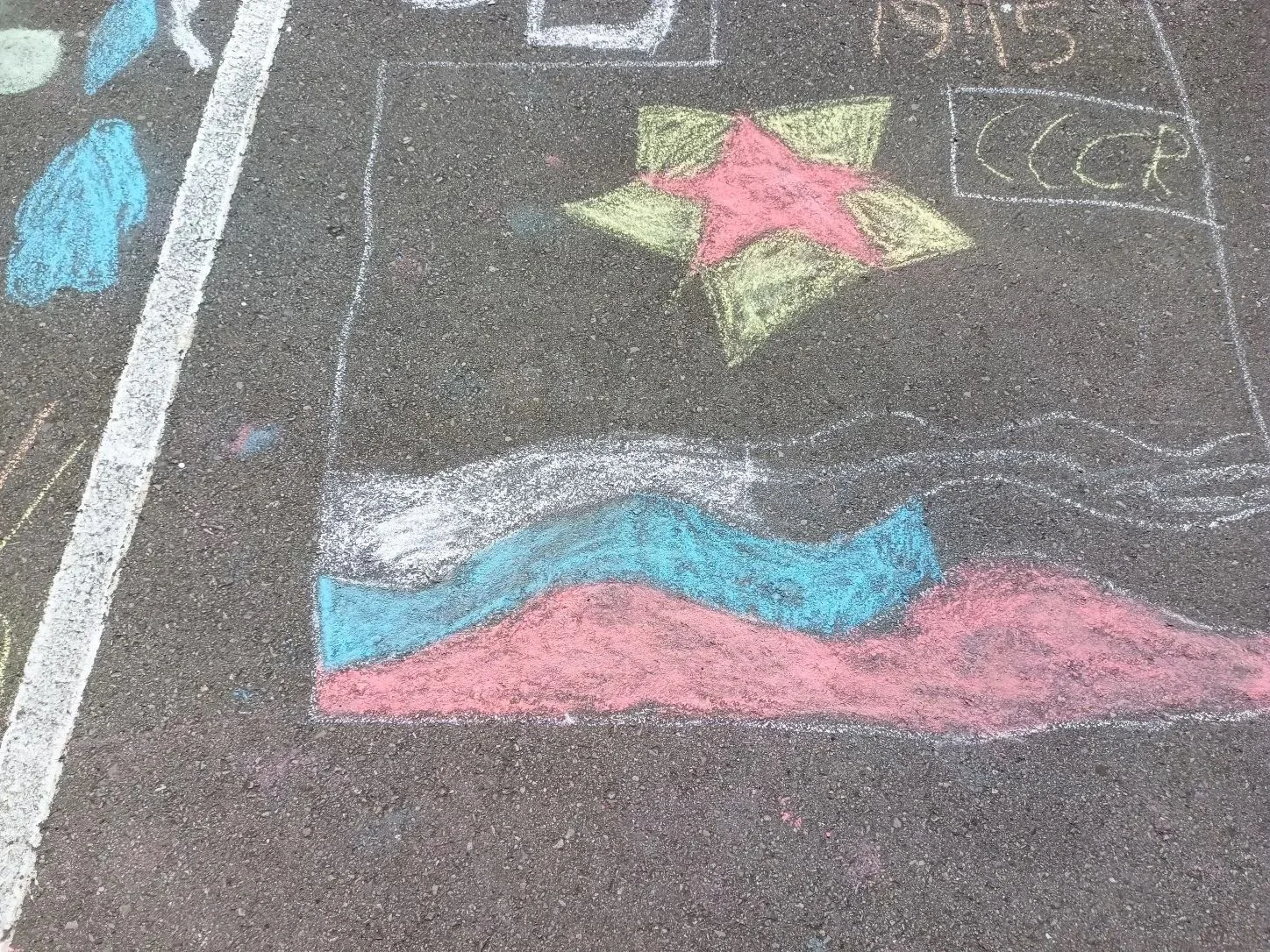 Красивые праздничные работы на асфальте — «Салют, Победа!» ✨   🎨Ребята из начальной школы нарисовали
