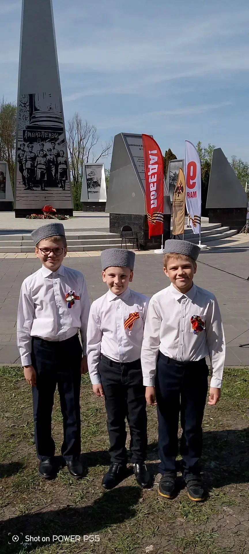 9 мая обучающиеся нашей школы Владимир (6В) и Анатолий (3В) Володины приняли участие в праздничном к