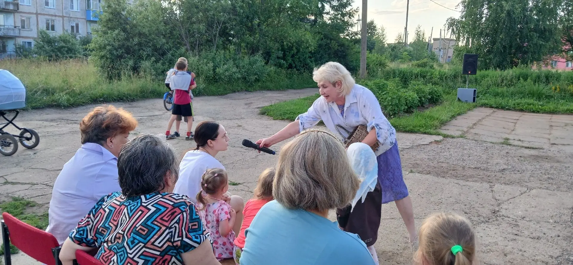 #РадырадоватьСовьеДК#Деньлюбвисемьииверности.  На площадке перед Домом культуры состоялось праздничн