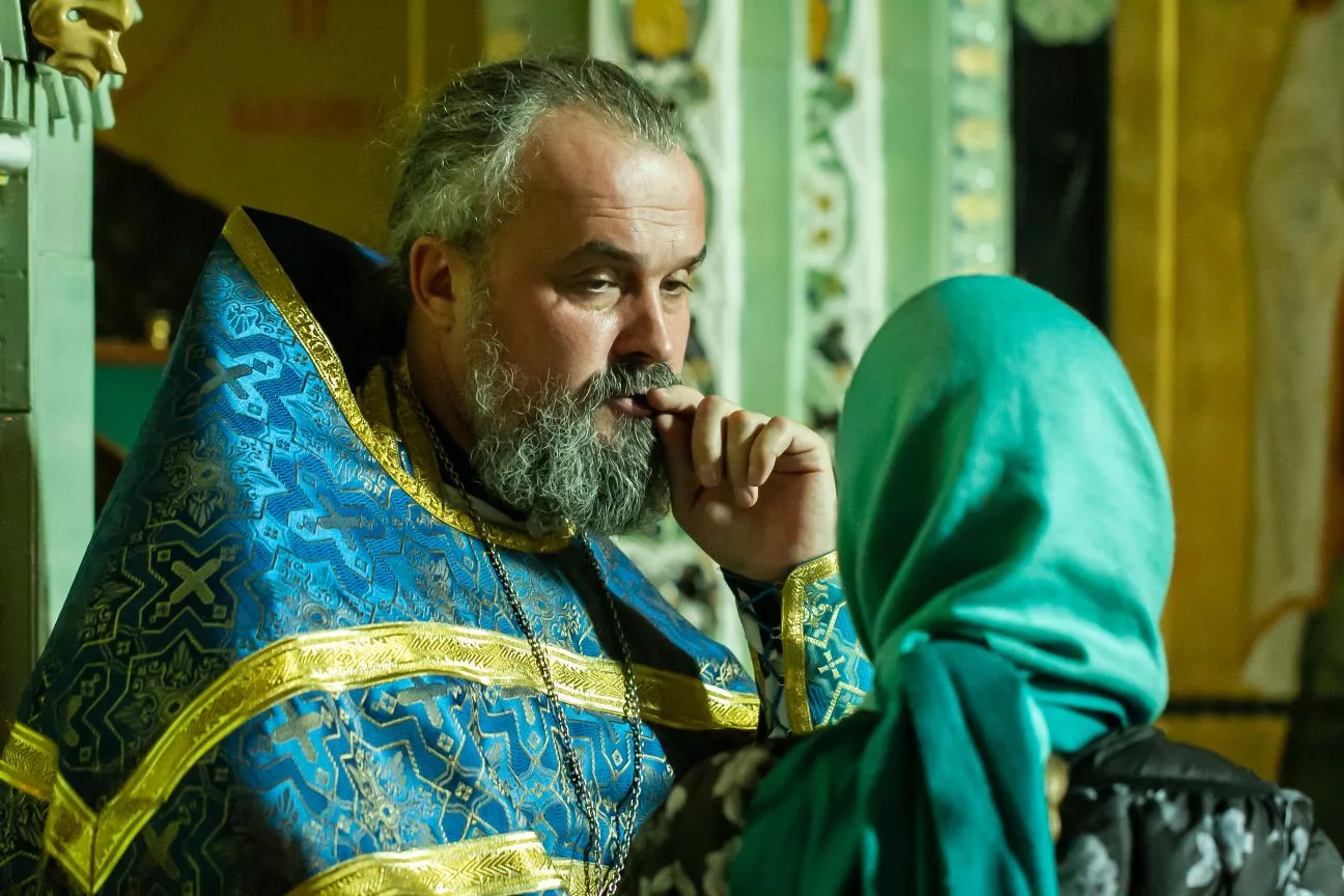 О том, почему мы носим записки со своими грехами на службы, но ничего от исповеди к исповеди не меня