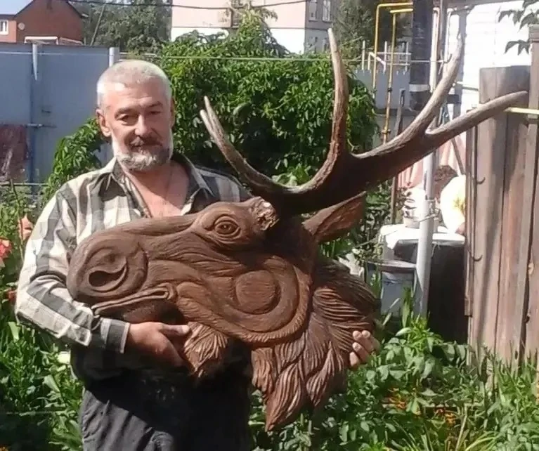 Вырезал на даче из дерева такую красоту 🦌