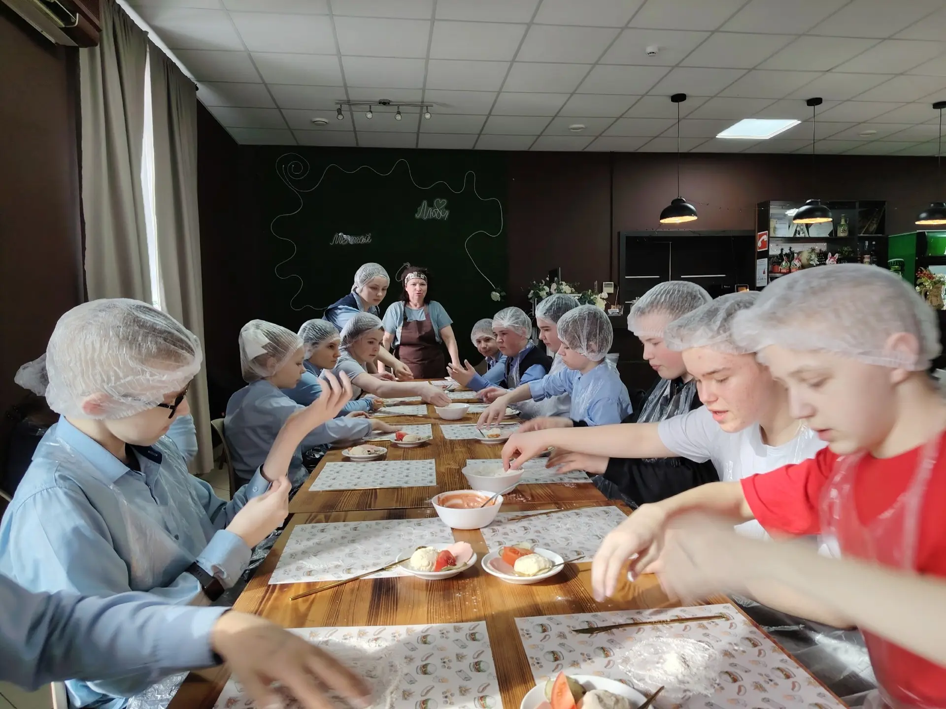 🍕 «ПИЦЦА-ПРАЗДНИК В «ШОКОЛАДЕ»: 7 «Б» НА ВЕСЕННИХ КАНИКУЛАХ!» 🍫✨  📍На весенних каникулах 7 «Б» класс