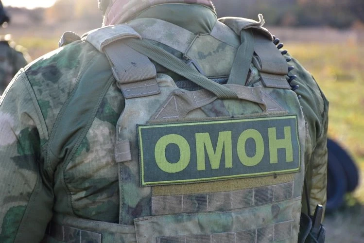 Сотрудники ОМОН «Кобальт» Управления Росгвардии по Ростовской области оказали содействи...