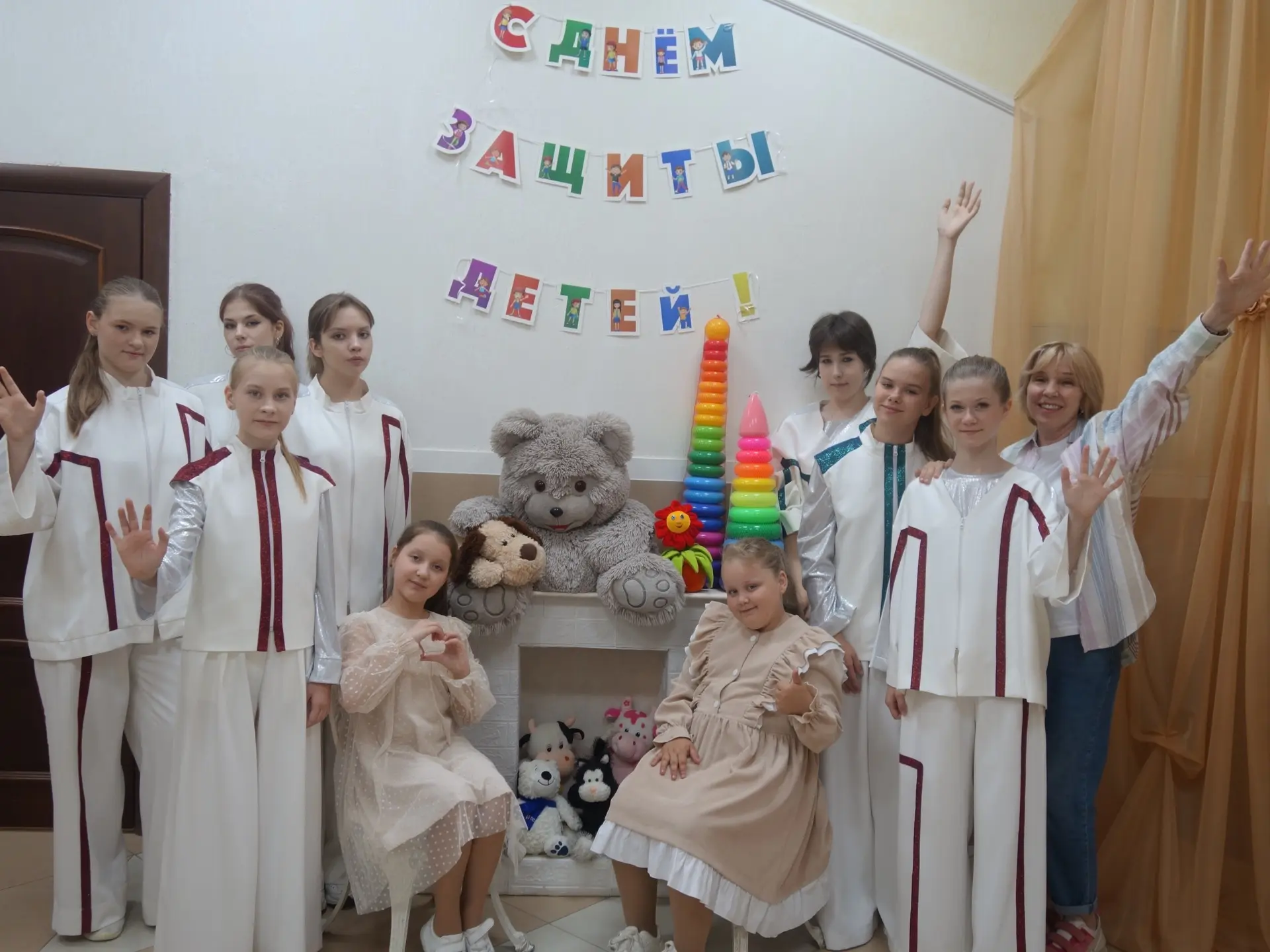 2 июня вокальный ансамбль "Акварель" поздравил с днем детства самых маленьких березовча...