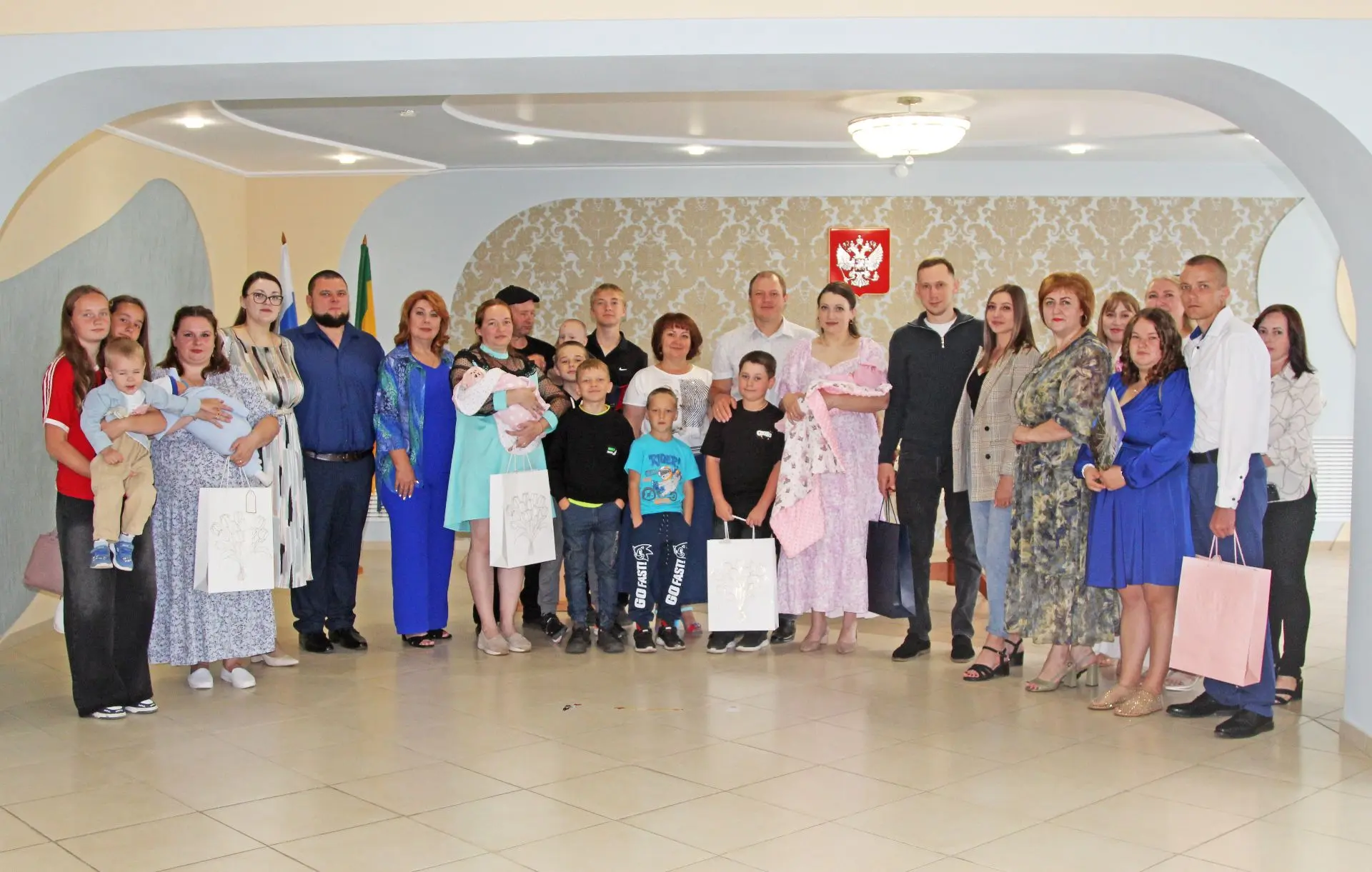 🎉 В Башмаковском районе поздравили семьи с новорождёнными!