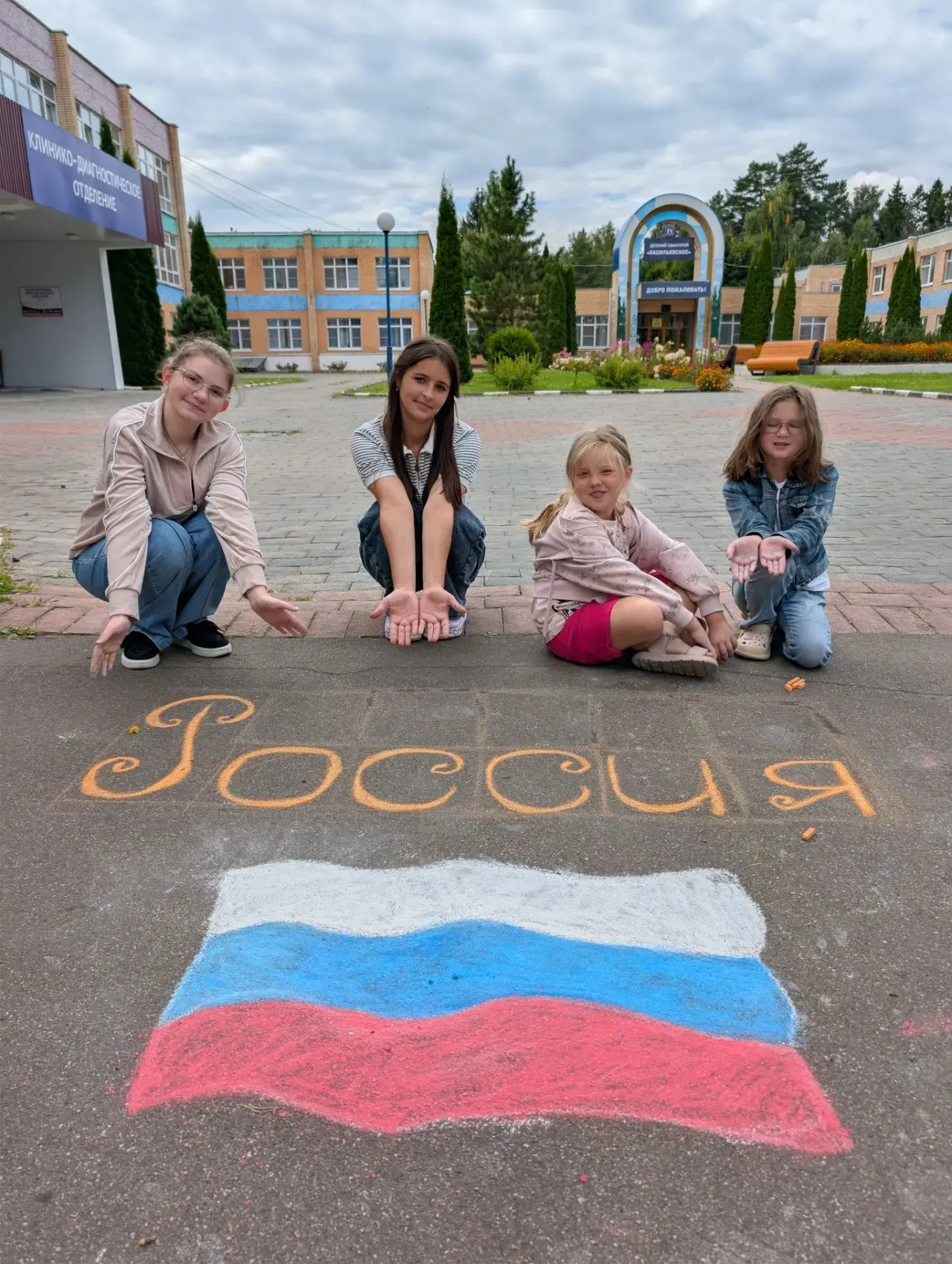 Три цвета, которые объединяют🤍💙❤️