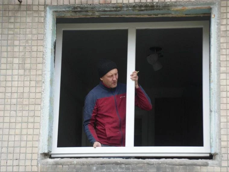 🪟 После атаки БПЛА три бригады меняют окна в повреждённых домах.