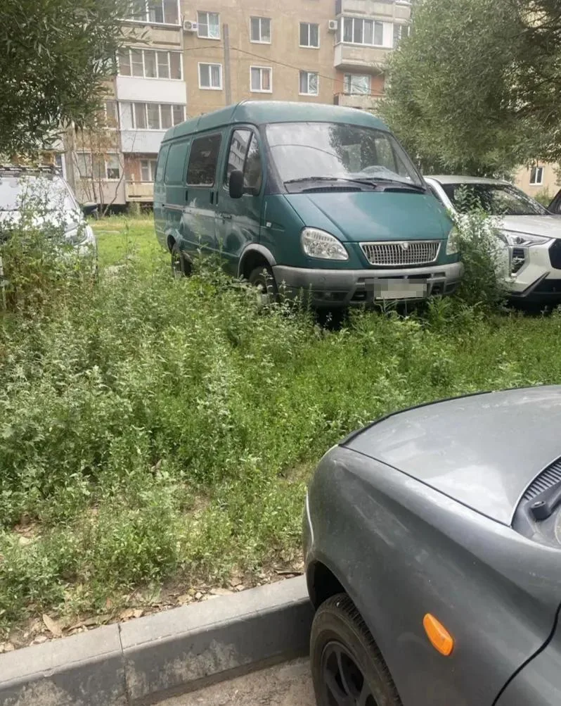 ⚡️По фактам размещения автомобилей на зеленых зонах в Энгельсе возбуждено более 10 административных 