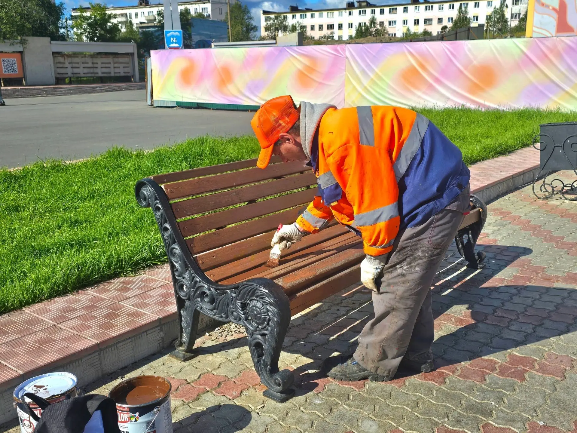 ✅ Рабочие Никельской дорожной службы обновляют скамейки на площади — отдыхать здесь ста...