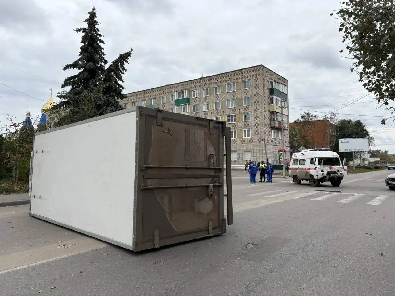 Сотрудники полиции устанавливают обстоятельства дорожно-транспортного происшествия в Се...