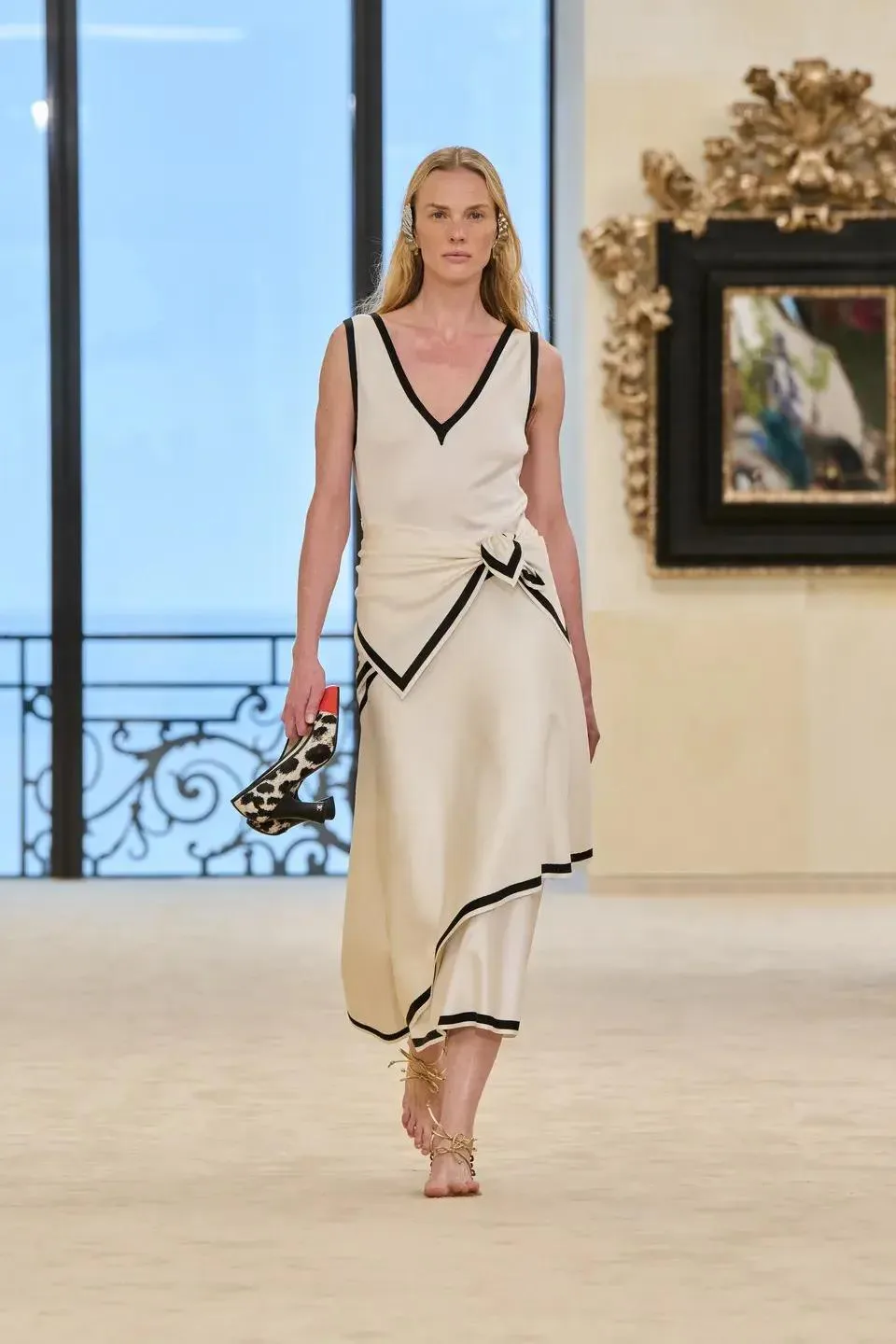 Летом особенно важно следить за кожей стоп, особенно если ходить в обуви от Chanel🫠