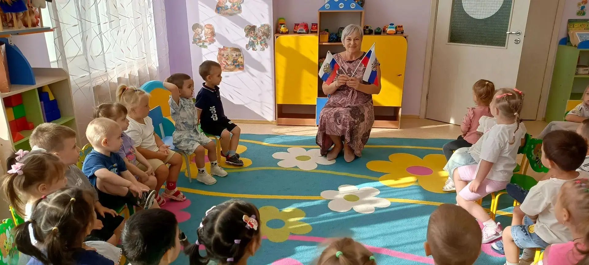 🎉 В группе «Лучики» прошёл тематический день, посвящённый Российскому флагу! 🇷🇺