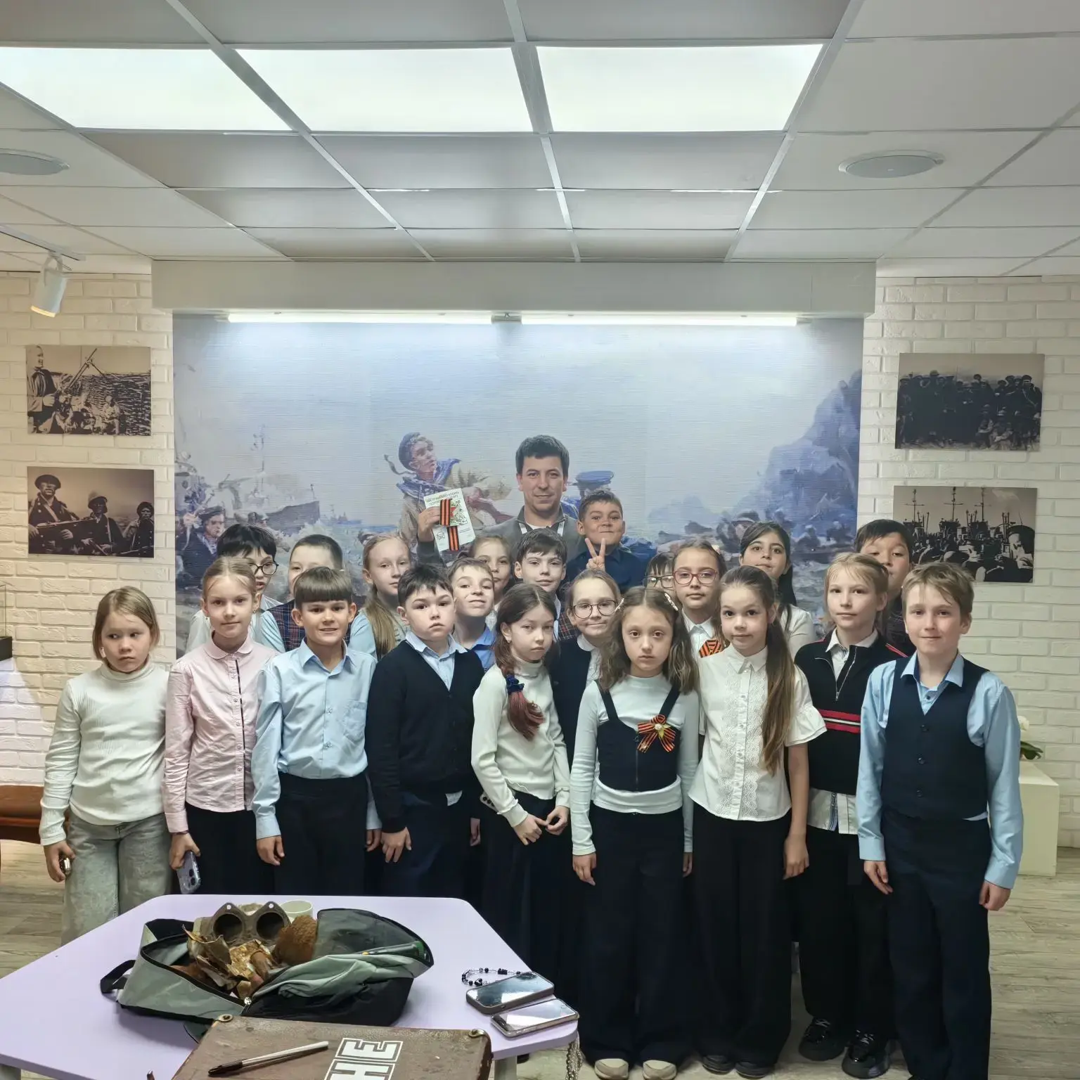 «Орлёнок» и память поколений: третьеклассники посетили Музей Боевой Славы МАОУ СОШ № 6 г. Холмска ⁣ 