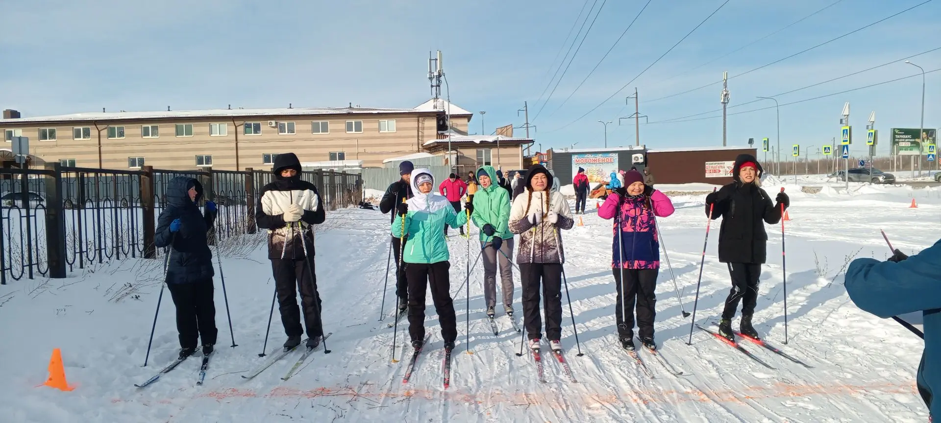 Сегодняшняя #лыжняРоссии в нашей школе была настоящим праздником спорта!  Хоть погода была прохладно