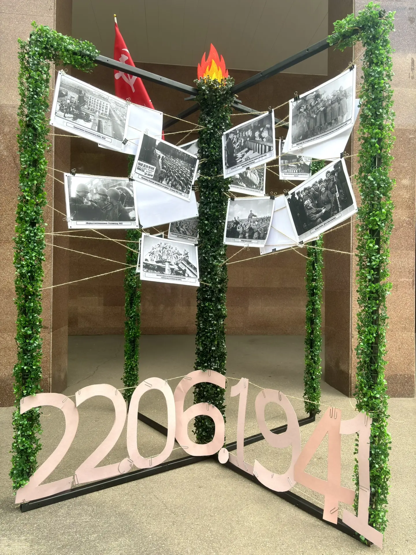 В МКТ проходит фотовыставка «Именно поэтому мы победили»

В Московском колледже транспорта открылась