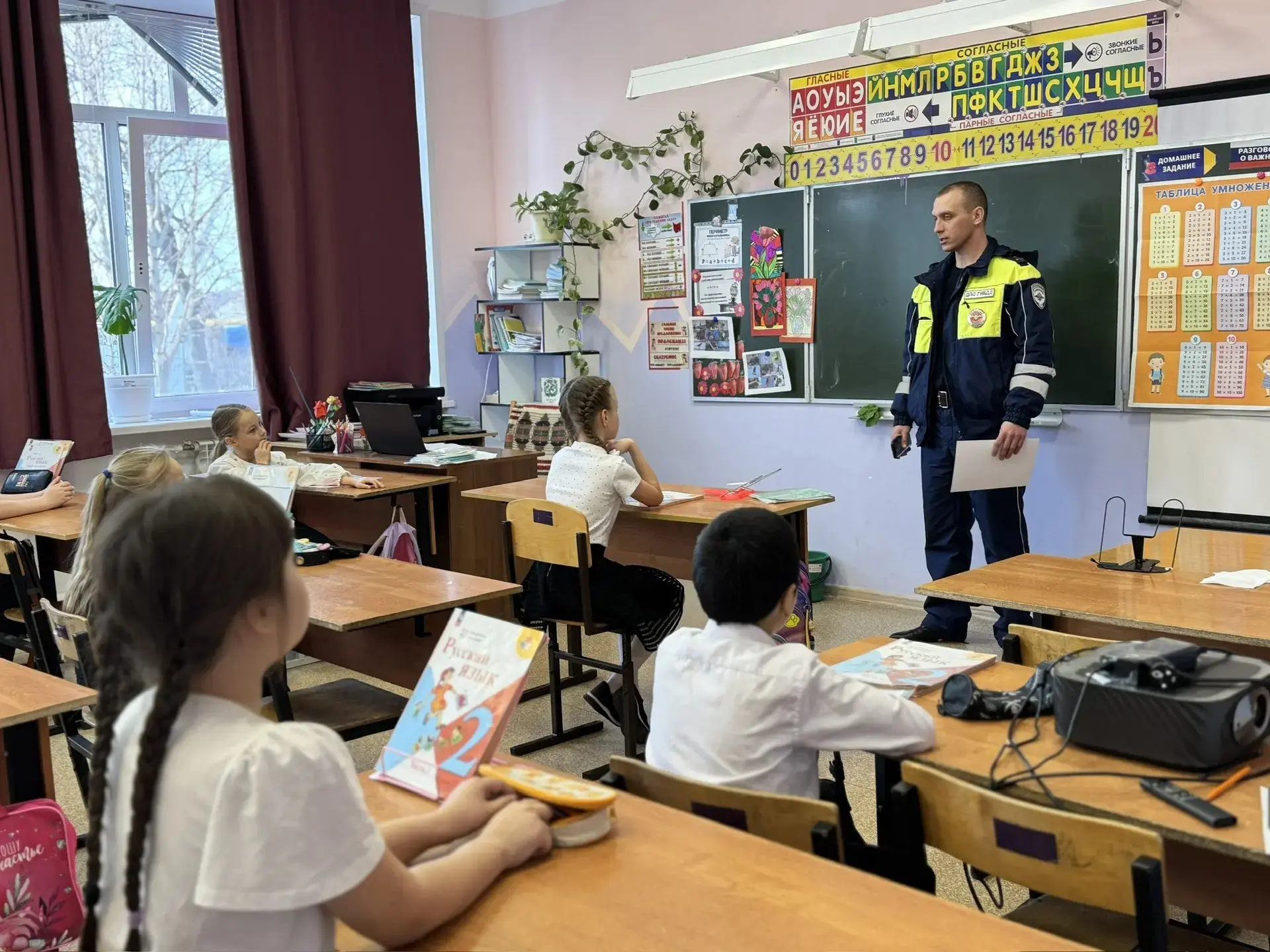 Как напомнить детям о безопасности перед каникулами? 🚦
 
В гости к нашим ученикам пришел старший ле
