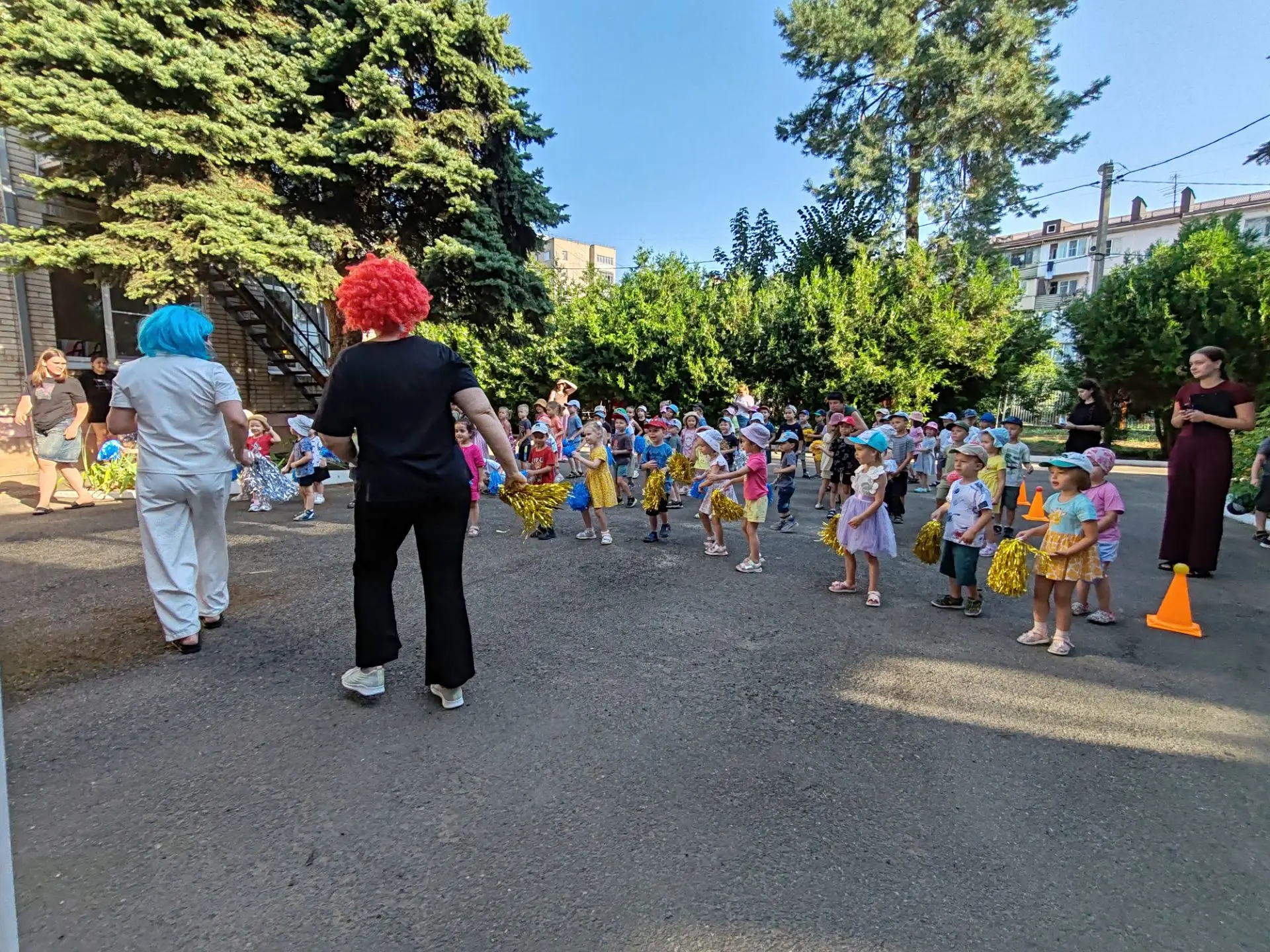 ☀️ Утренняя гимнастика на свежем воздухе — это всегда заряд бодрости и море улыбок!  Ре...