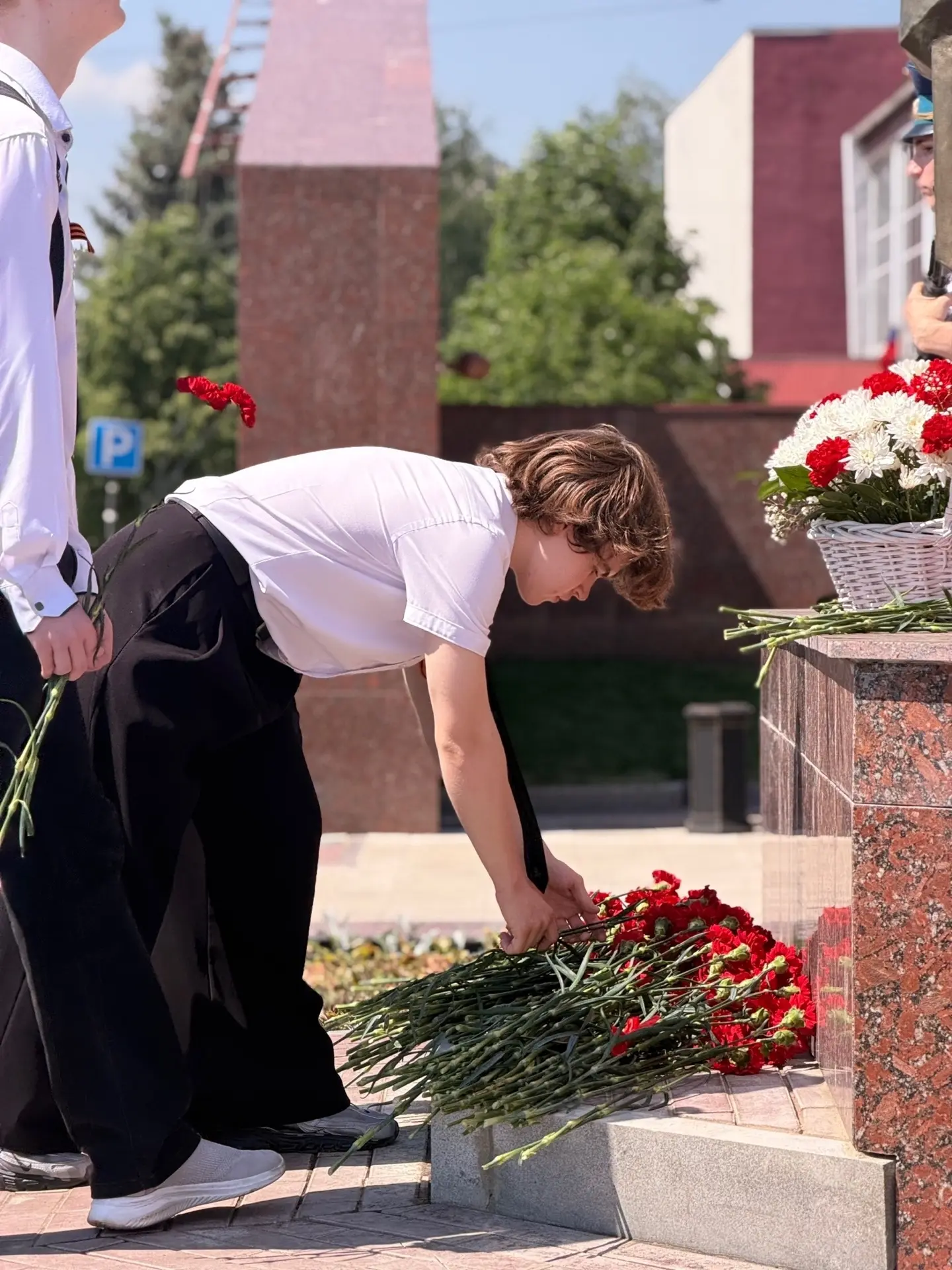 🇷🇺 ДЕНЬ ПАМЯТИ: НАШИ ДЕСЯТИКЛАССНИКИ ВОЗЛОЖИЛИ ЦВЕТЫ  Сегодня, 22 мая 2026 года, учащиеся 10 класса 