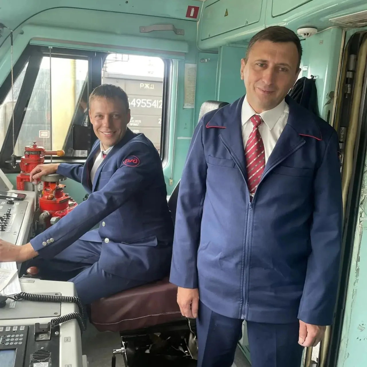 Героями рубрики «Доска почёта» в свежем номере газеты «Гудок» стали машинист оборотного...