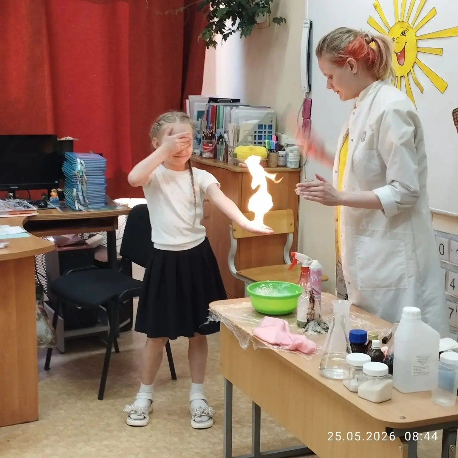✨ Последний учебный день в 1 «Б»: химия, огонь и сладкие впечатления! ✨    Ярко и увлекательно прошё