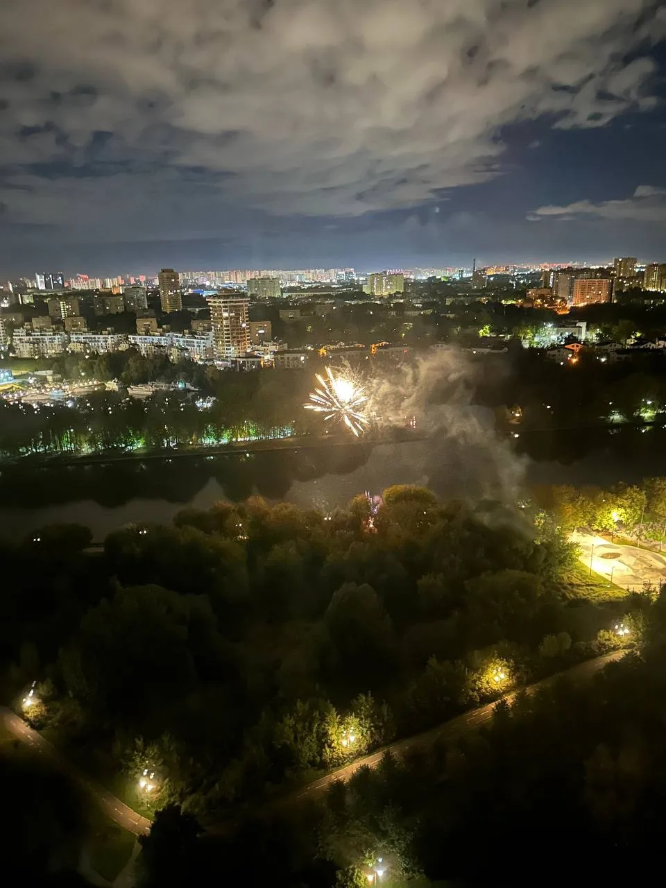 На Левом берегу в 2 часа ночи сегодня запускали салюты на набережной🎆