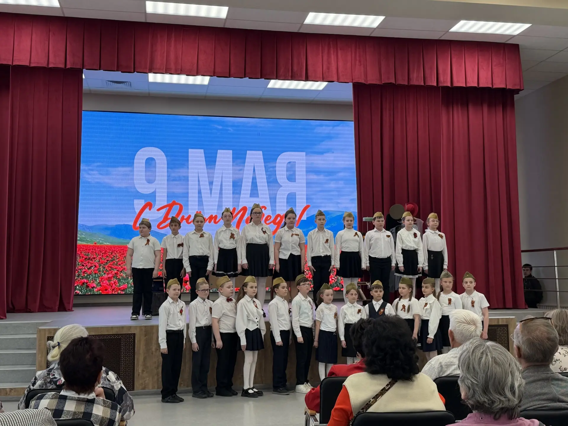 🌸Сегодня в нашей школе прошёл праздничный концерт, посвящённый Дню Победы!  На одной сцене объединил