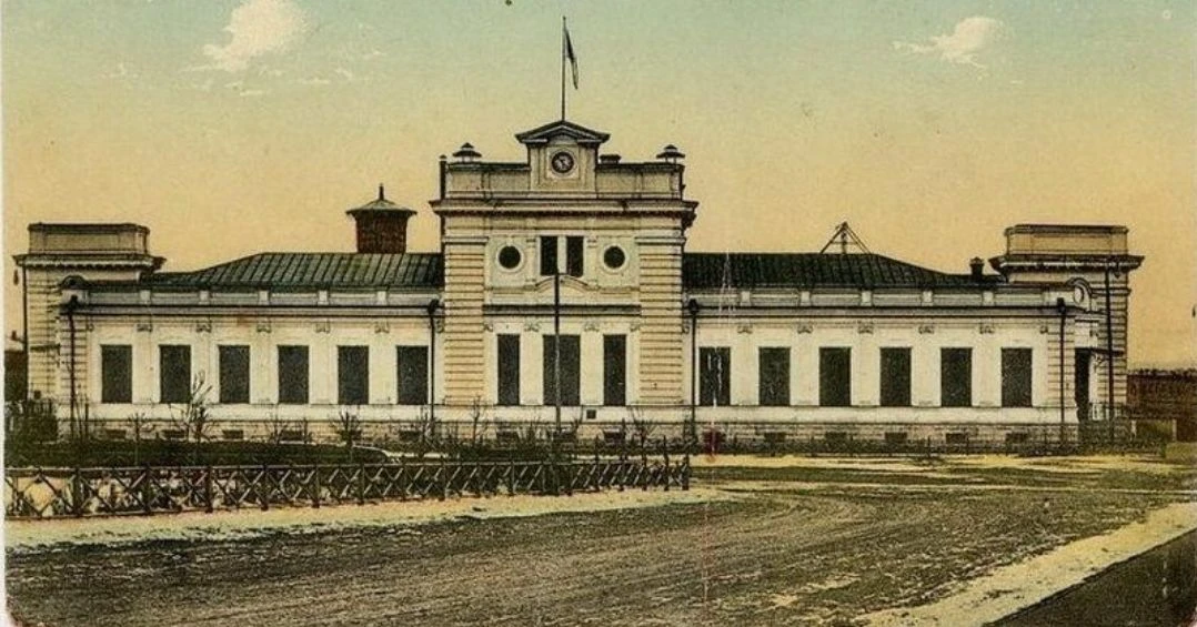 🏛️ Савёловский вокзал в Бутырском районе

Савёловский вокзал открылся в 1902 году и стал важной тра