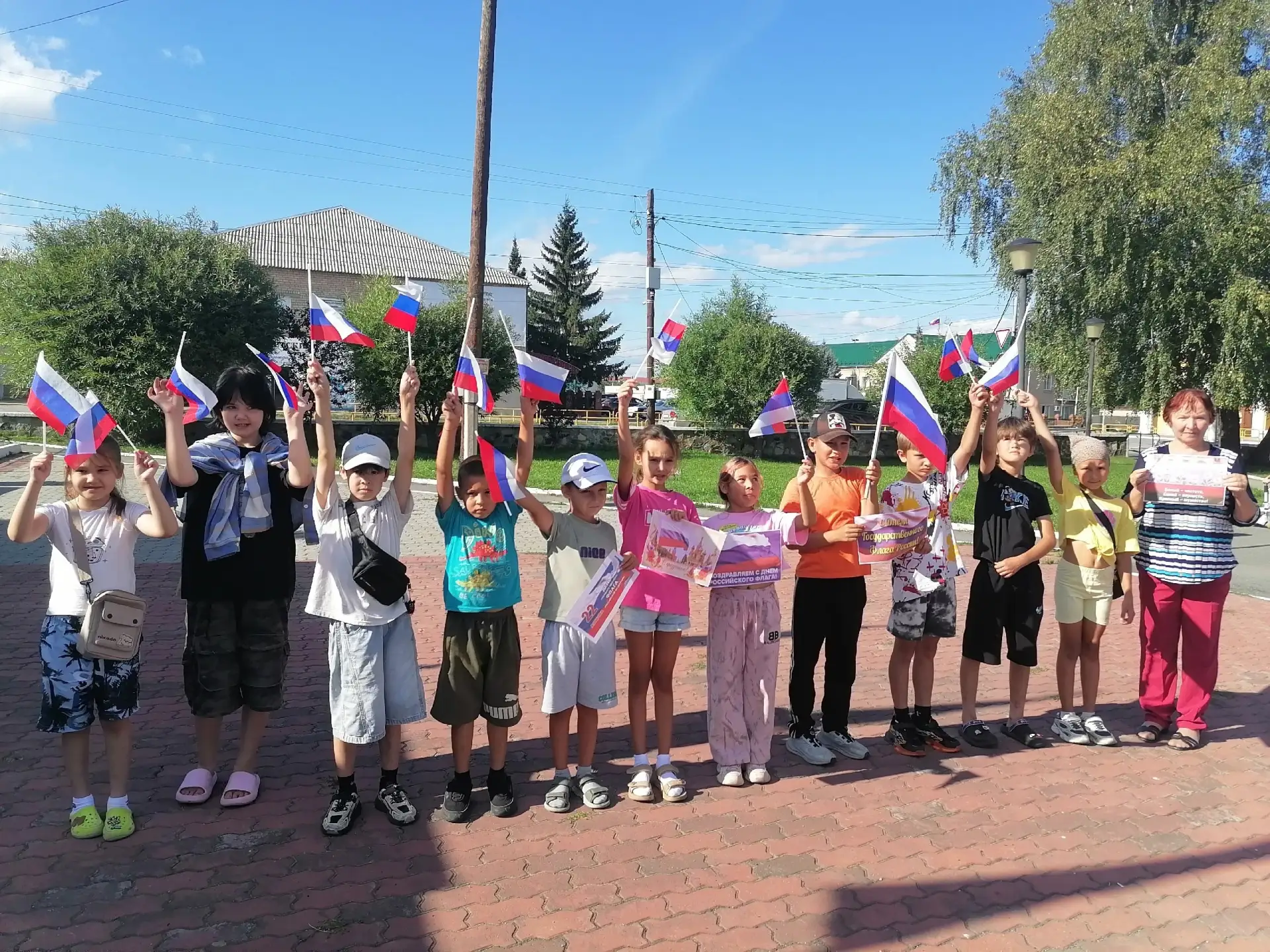 Кунашакская районная и детская библиотека организовали Флешмоб "Белый, синий, красный ц...