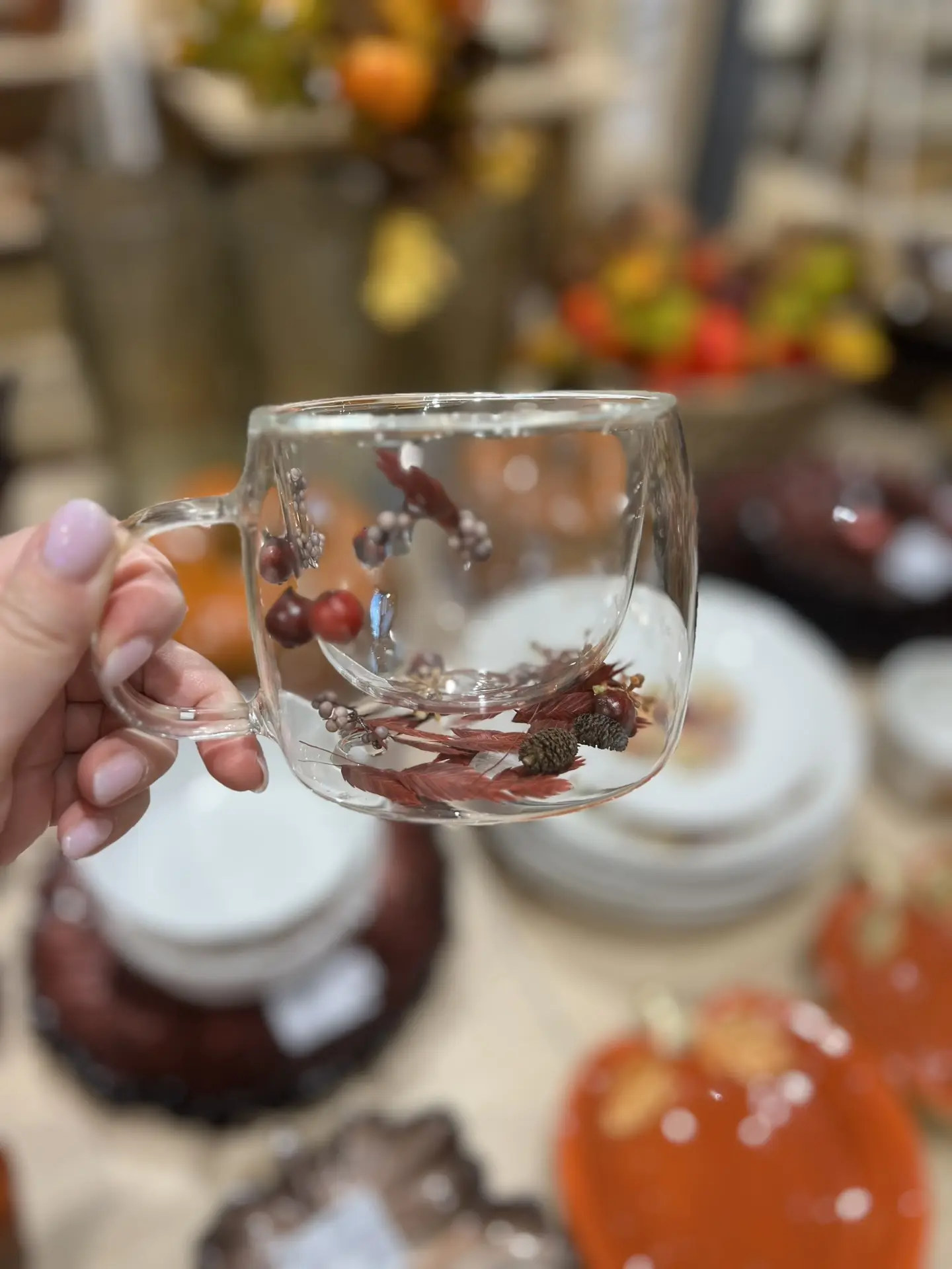Забегала вчера в Kuchenland. Сняла немного осенней красоты). Как вам?)
