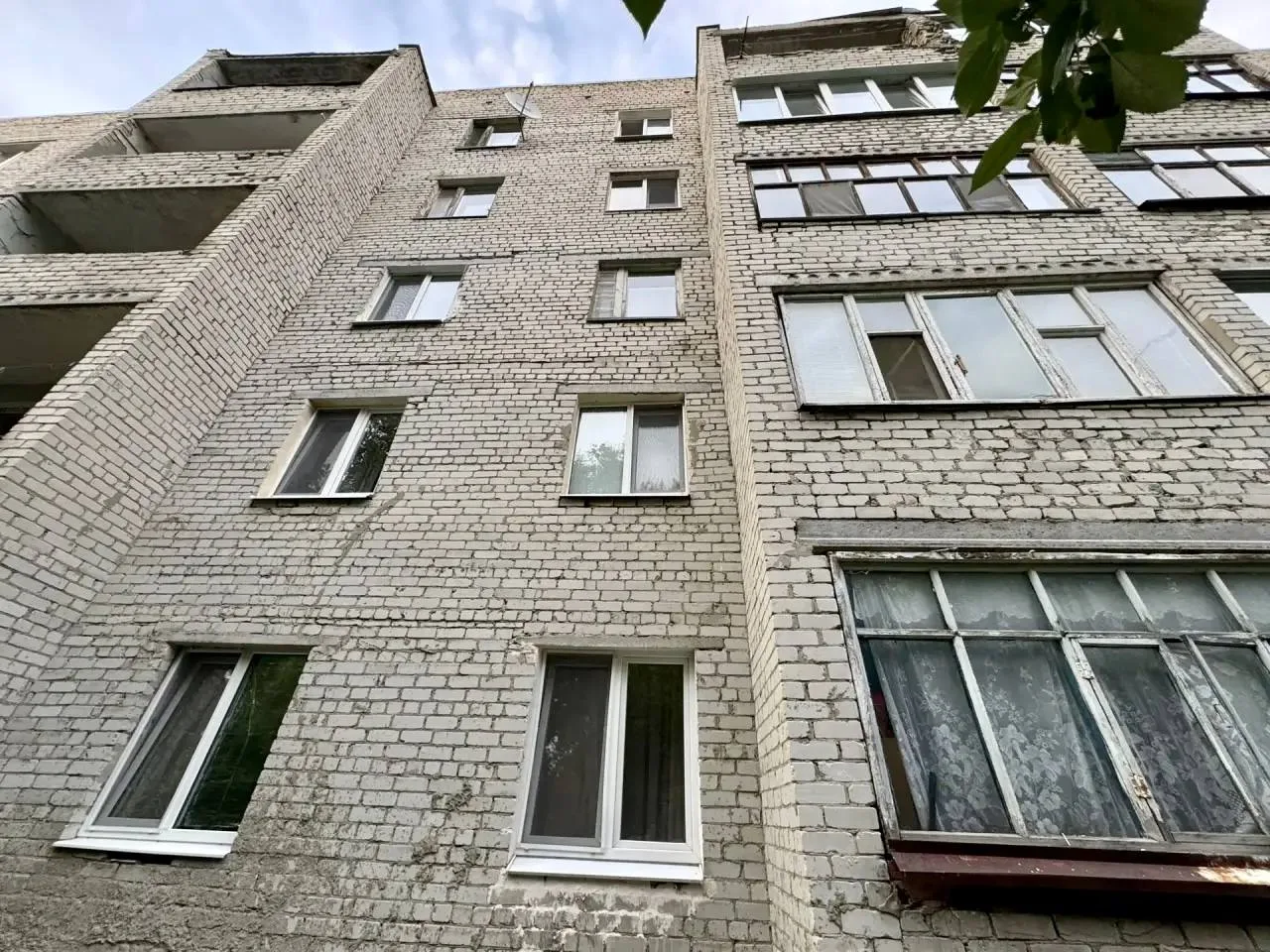 Двухлетний ребенок выжил после падения с пятого этажа в Саратовской области