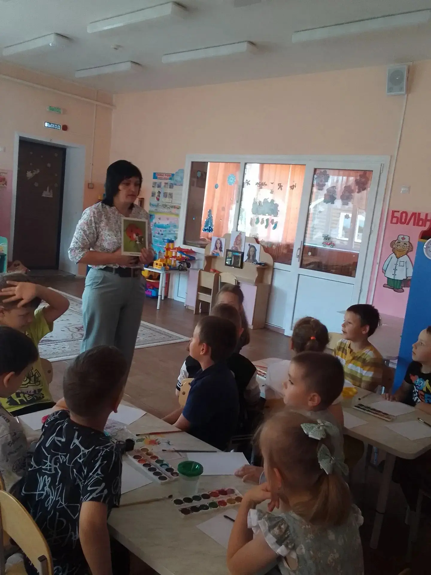 Нарисуем мы кружочек
И поставим много точек,
Палочки и полукруг:
Получился добрый ЖУК!
Рисование  гр