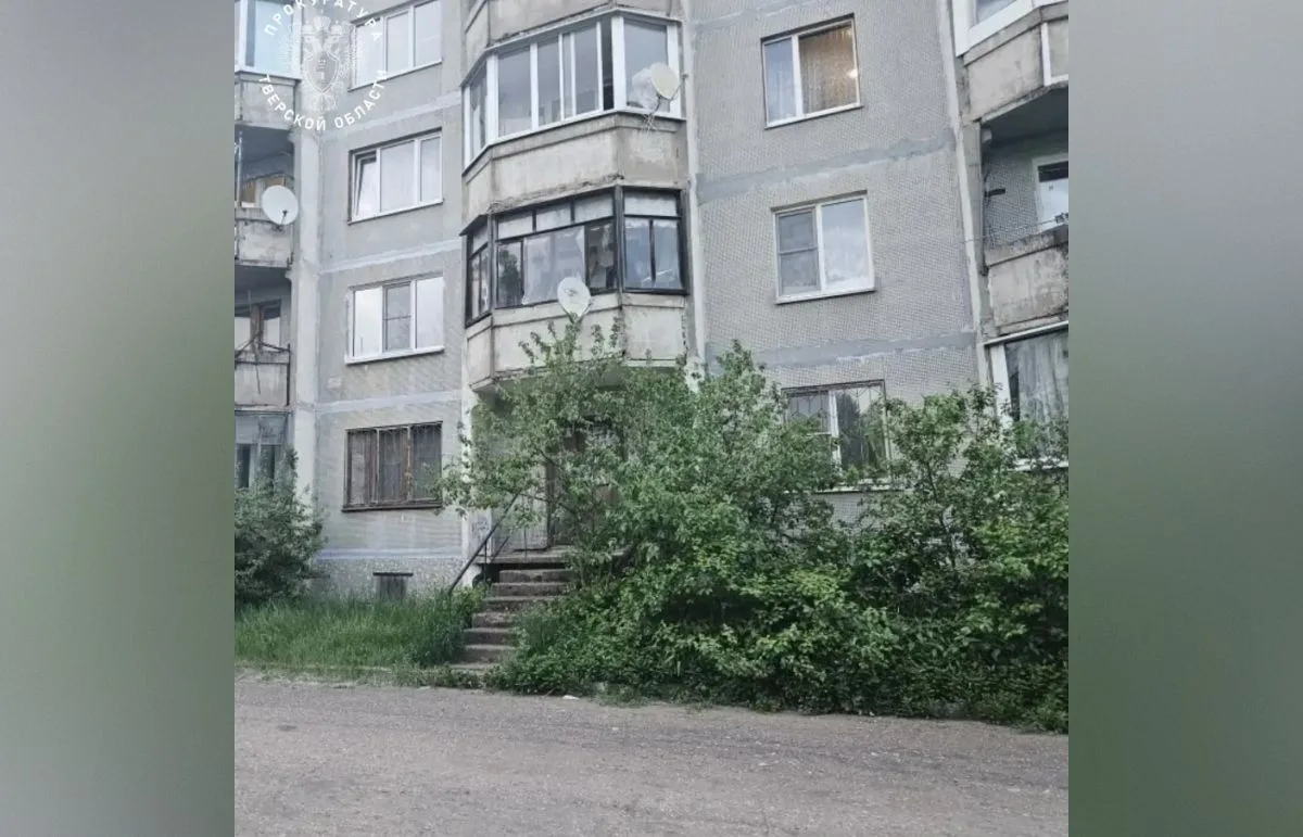 🚨 ТРАГЕДИЯ В БОЛОГОЕ: ПОЛУТОРАГОДОВАЯ ДЕВОЧКА ВЫПАЛА ИЗ ОКНА ТРЕТЬЕГО ЭТАЖА Сегодня, 22 мая 2026 год